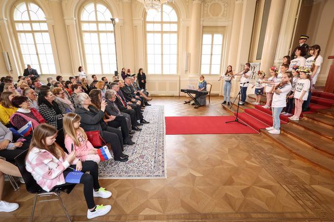 V poastitev dravnega praznika dneva upora proti okupatorju dan odprtih vrat v Predsedniki palai